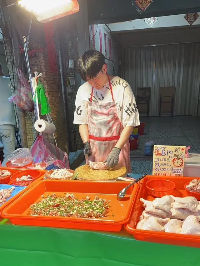 Aktor Taiwan Kris Shen Nyambi Jualan Ayam Potong di Pasar, Alasannya Bikin Haru