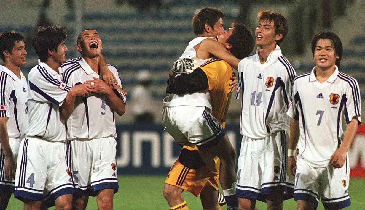 Para pemain Timnas Jepang U-20 merayakan kemenangan atas Uruguay dalam laga semifinal Piala Dunia U-20 1999 di Lagos, Nigeria (21/4/1999). Prestasi terbaik Jepang pada ajang Piala Dunia U-20 adalah satu kali merebut peringkat kedua yaitu pada edisi 1999 di Nigeria setelah kalah 0-4 dari Spanyol di partai final. (AFP/Issouf Sanogo)