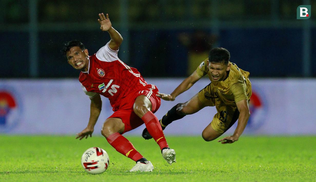 Gelandang Persija Jakarta, Sandi Sute (kiri) berebut bola dengan gelandang Bhayangkara Solo FC, TM Ichsan dalam laga matchday ke-3 Grup B Piala Menpora 2021 di Stadion Kanjuruhan, Malang, Rabu (31/3/2021). Persija menang 2-1 atas Bhayangkara Solo FC. (Bola.com/M Iqbal Ichsan)