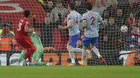 Pemain Liverpool Luis Diaz, kiri, mencetak gol pembuka timnya saat pertandingan sepak bola Liga Inggris antara Liverpool dan Manchester United di stadion Anfield di Liverpool, Inggris, Selasa, 19 April 2022. (AP Photo/Jon Super)