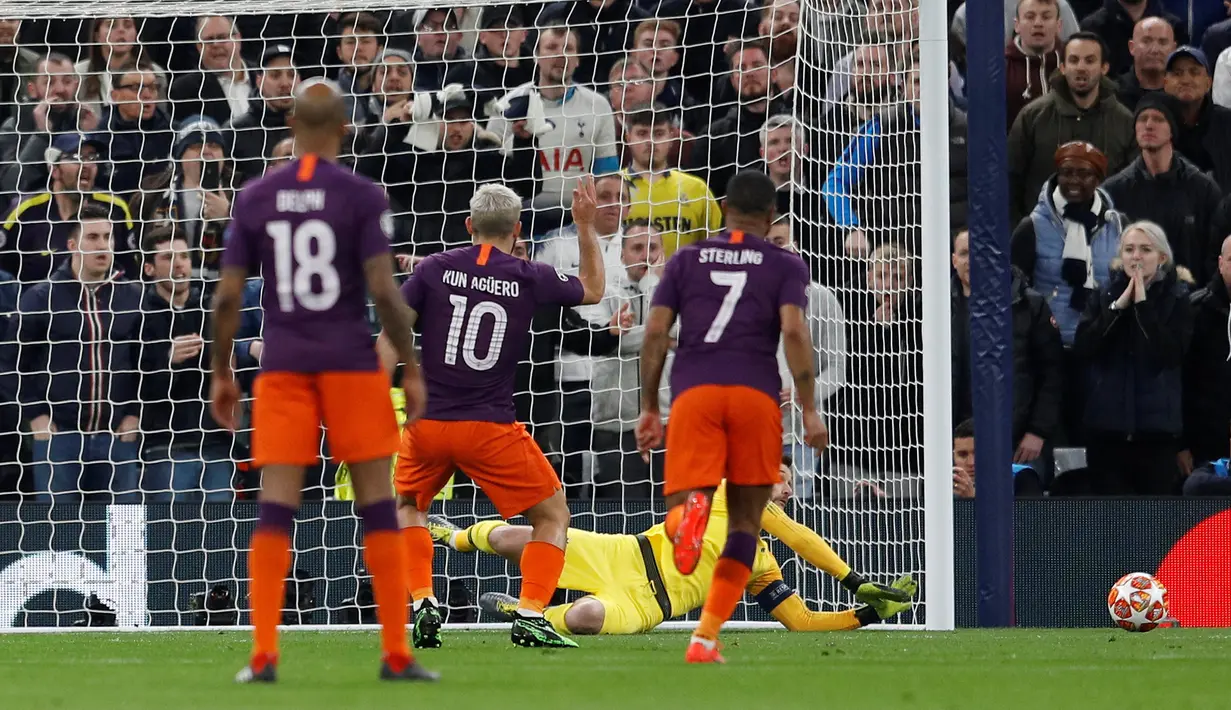 Kiper Tottenham Hotspur Hugo Lloris menepis tendangan penalti penyerang Manchester City Sergio Aguero saat bertanding pada leg pertama perempat final Liga Champions 2018-2019 di Tottenham Hotspur Stadium, London, Selasa (9/4). (Reuters/ Peter Nicholls)