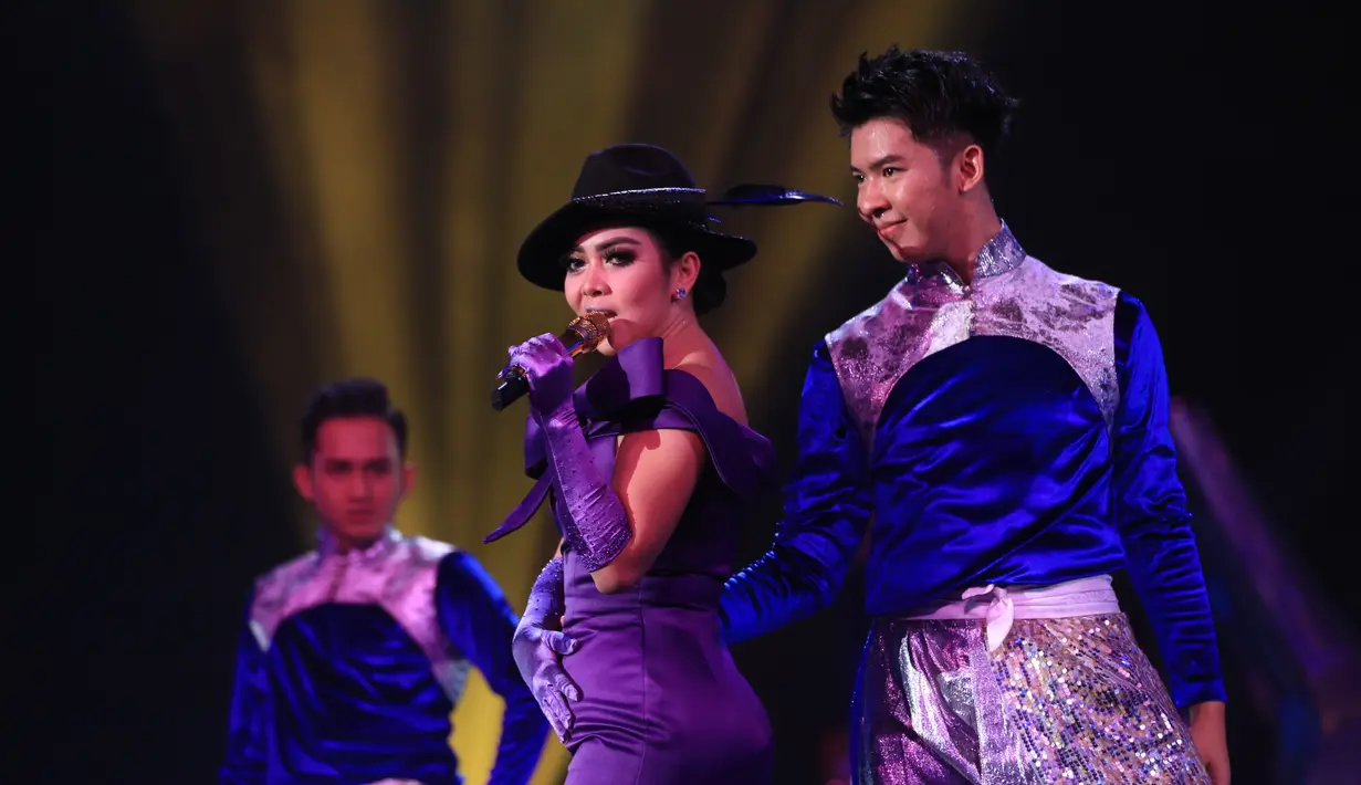 "Iyah 10 detik harus lepas baju, pakai mahkota dan topi. Sama dancer sudah kerja lama dan saling memahami bagaimananya, alhamdulillah tidak merasa kesulitan," ujar Syahrini, Rabu (11/1/2017) malam. (Adrian Putra/Bintang.com)