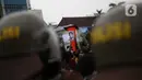 Pengunjuk rasa membawa poster bergambar almarhum Munir saat berdemonstrasi menolak UU Cipta Kerja di kawasan Harmoni, Jakarta, Kamis (8/10/2020). UU Cipta Kerja yang disahkan beberapa waktu lalu memicu demonstasi sejumlah kalangan. (Liputan6.com/Faizal Fanani)