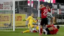 Gelandang Bayer Leverkusen, Kai Havertz, mencetak gol ke gawang Freigurg pada laga pekan ke-29 Bundesliga 2019/20 di Schwarzwald-Stadion, Sabtu (30/5/2020) dini hari WIB. Leverkusen menang 1-0 atas Freiburg. (AFP/Ronald Wittek/pool)