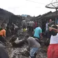 Ratusan Personil Polisi diterjunkan untuk melakukan pembersihan material lumpur dan kayu akibat banjir bandang di Bondowoso (Istimewa)