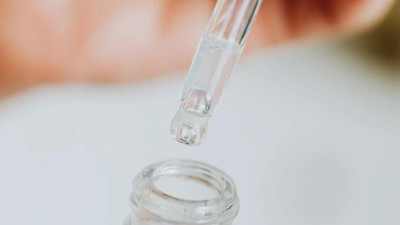 Hyaluronic acid memiliki banyak manfaat berharga dalam perawatan kulit dan kosmetik. Dari melembapkan kulit hingga memerangi tanda-tanda penuaan, zat ini dapat menjadi aset berharga dalam rutinitas perawatan kulitmu.