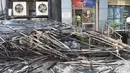 Tumpukan kayu restoran yang sebagian hangus terbakar di Mumbai, India (29/12). Restoran yang populer di India tersebut ludes terbakar dan mengakibatkan 15 orang tewas. (AFP Photo/Indranil Mukhrejee)