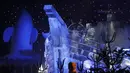 Kapal yang terbuat dari es di kerajaan es Hyde Park Winter Wonderlands Magical Ice, London, Kamis (17/11). Hyde Park Winter Wonderlands Magical Ice dibuka untuk memeriahkan musim dingin di Inggris. (Reuters/stefan wermuth)