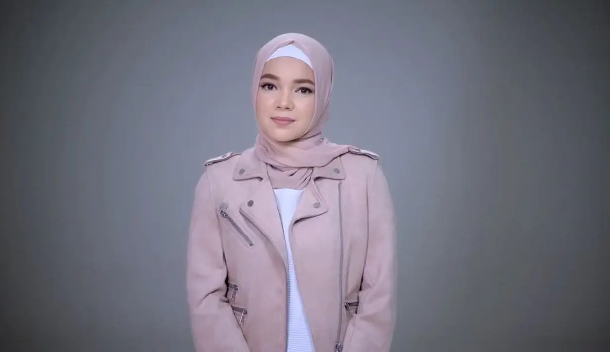 "Kita kan sebagai perempuan fitrahnya ingin yang indah. Sebelum mengindahkan apapun yang krusial adalah memperindahkan hati dan pemikiran dulu. Entah apa yang kamu pilih buat hidup kamu, itu adalah pilihan tapi jadi lah yang terbaik," tegas Dewi Sandra. (Instagram/dewisandra)
