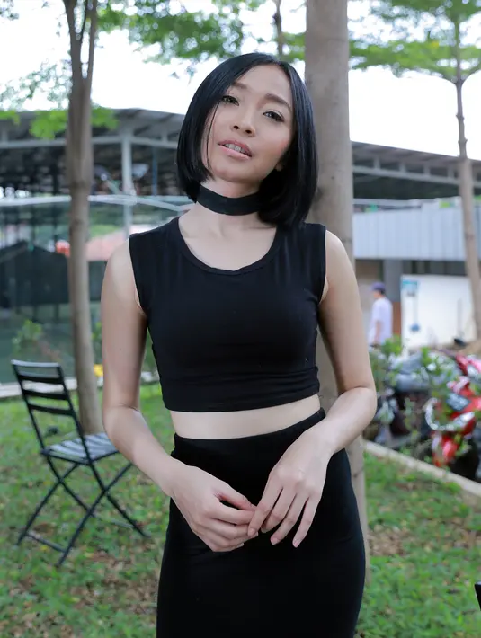 "Banyak yang bilang gitu, cocok jadi pasangan karena kita cocok jadi partner. Klik banget. Kita partner aja, mungkin karena kedekakatan umur, banyak bilang cocok gitu," ucap Rinni Wulandari ditemui Bintang.com. (Adrian Putra/Bintang.com)