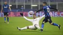 Pemain Inter Milan Stefano Sensi (kanan) berebutkan bola dengan pemain Real Madrid Casemiro pada pertandingan Grup B Liga Champions di Stadion San Siro, Milan, Italia, Rabu (25/11/2020). Real Madrid melumat Inter Milan 2-0. (AP Photo/Luca Bruno)