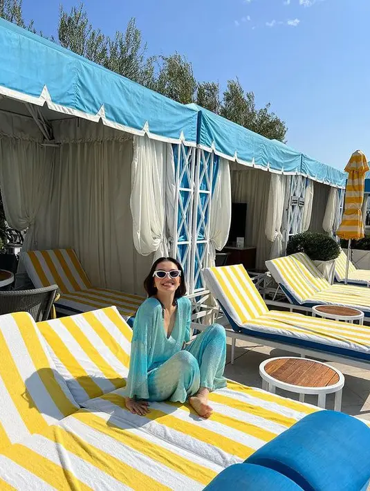 Tanpa mengumbar tubuhnya, ia justru mengenakan pakaian yang tertutup dan sopan.