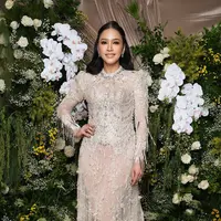 Wajah Maia tampak lebih segar, muda, dan elegan tanpa kehilangan karakternya.  [@deanmua_].