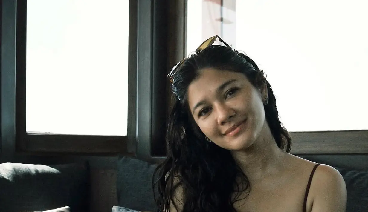 Selanjutnya, Naysila mengenakan spaghetti strap untuk atasannya saat berada di atas kapal. Ia pun memerlihatkan wajah no makeupnya. Rambut panjang ikal terurai dengan kacamata di atas kepala. [@naymirdad]