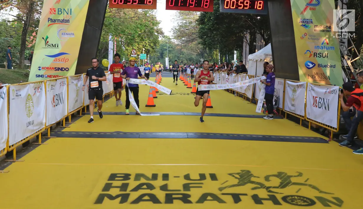 Peserta mencapai garis finish pada acara BNI-UI Half Marathon 2019 di Kampus Universitas Indonesia, Depok, Jawa Barat, Minggu (7/7/2019). BNI UI Half Marathon 2019 diikuti 4800 peserta dengan kategori 5K, 10K, dan 21K (half marathon). (Liputan6.com/Herman Zakharia)