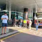 Situasi wisatawan menunggu dijemput di Bandara Komodo, Labuan Bajo. (dok. BPOLBF)