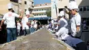 Peserta menyiapkan roti manousheh dengan rempah-rempah, wijen dan minyak zaitun, di Choueifat, Beirut, Lebanon (22/11). Roti sepanjang 32 meter ini disiapkan untuk memperingati Hari Kemerdekaan Lebanon dengan tujuan memecahkan rekor dunia. (AFP PHOTO/STR)
