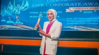 Secretariat and Public Relation Departemen Head Corporate Secretary, PT Jasaraharja Putera, Adindha Karina Dewi berhasil menyabet anurah dari LSPR Alumni Excellence Awards 2023. (Foto: Istimewa).