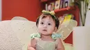 Tampilan Baby Lily makin terlihat seperti Tinkerbell dengan sayap kupu-kupu tipis dengan warna senada [@raffinagita1717]