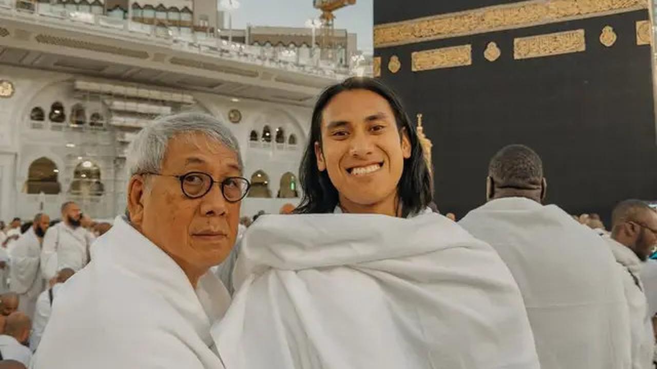 7 Potret Hana Malasan Umrah Bareng Keluarga Sean Gelael, Gaya Hijab Bikin Pangling