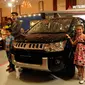 Model bergaya di sisi produk terbaru Mitsubishi Motors, Delica Royal yang dipamerkan di Jakarta Auto Show 2015, Rabu (28/10/2015). Delica Royal merupakan varian terbaru dan tertinggi dari produk sebelumnya. (Liputan6.com/Helmi Fithriansyah)