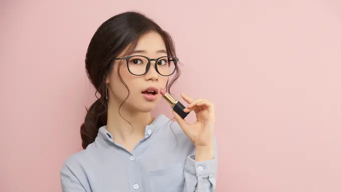Tips Tampil Cantik dengan Lipstik Matte Seharian, Biar Nggak Repot Touch Up