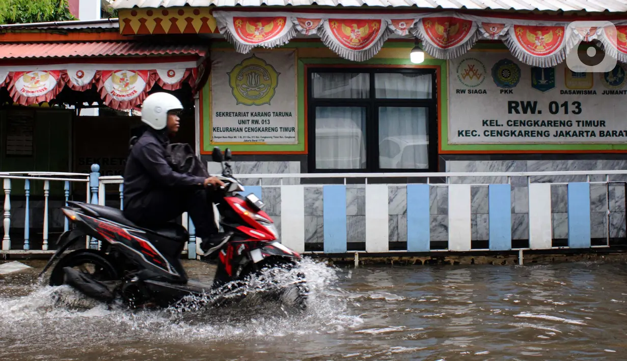 Pengendara motor melewati jalan Bangun Nusa Raya di kawasan Cengkareng, Jakarta Barat, Kamis (30/1/2025). (Magang/Liputan6.com/Muhammad Rizal)