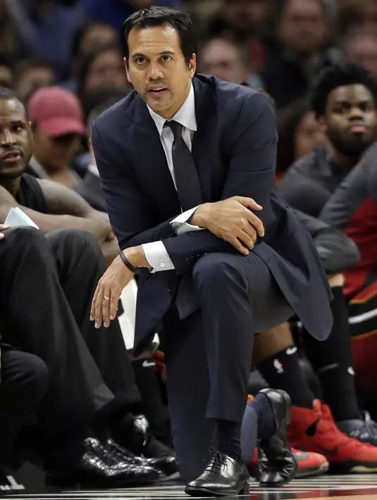 Gaya pelatih Miami Heat, Erik Spoelstra menyaksikan timnya melawan Cleveland Cavaliers pada lanjutan NBA basketball game, di Quicken Loans Arena, Cleveland, (28/11/2017). Cavs menang 108-97. (AP/Tony Dejak)