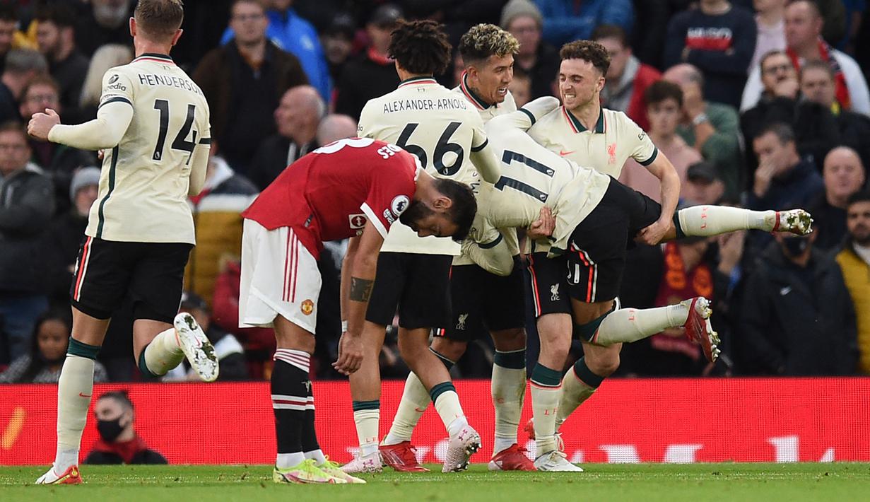 0-5. Kekalahan terbesar Manchester United musim ini di Liga Inggris diderita dari Liverpool dengan skor 0-5 di pekan ke-9, 24 Oktober 2021. MU selaku tuan rumah dan masih dibesut Ole Gunnar Solskjaer dihancurkan oleh hattrick Mohamed Salah dan dua gol dari Naby Keita dan Diogo Jota. (AFP/Oli Scarff)