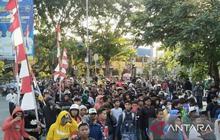 Fakta Unik Unjuk Rasa Karawang: Sempat Lempar Botol, Aksi di DPRD Berakhir Kondusif