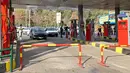 Antrean mobil untuk mengisi bahan bakar di sebuah SPBU di tengah gangguan sistem distribusi bensin secara nasional di Teheran, Iran, Selasa (26/10/2021). Sebuah serangan siber mengganggu distribusi bensin di SPBU seluruh Iran yang menyebabkan penghentian layanan. (Atta KENARE/AFP)