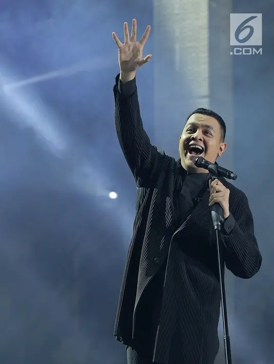 Penyanyi Muhammad Tulus Rusydi atau Tulus saat tampil dalam konser Monokrom di Istora Senayan, Jakarta, Rabu (6/2). Konser Tulus menyajikan tata panggung minimalis namun terkonsep intim. (Fimela.com/Bambang Eros)