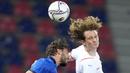 Pemain Italia, Manuel Locatelli, duel udara dengan pemain Republik Ceko, Alex Kral, pada laga uji coba di Stadion di Reanto Dall'Ara, Sabtu (5/6/2021). Italia menang dengan skor 4-0. (AP/Antonio Calanni)
