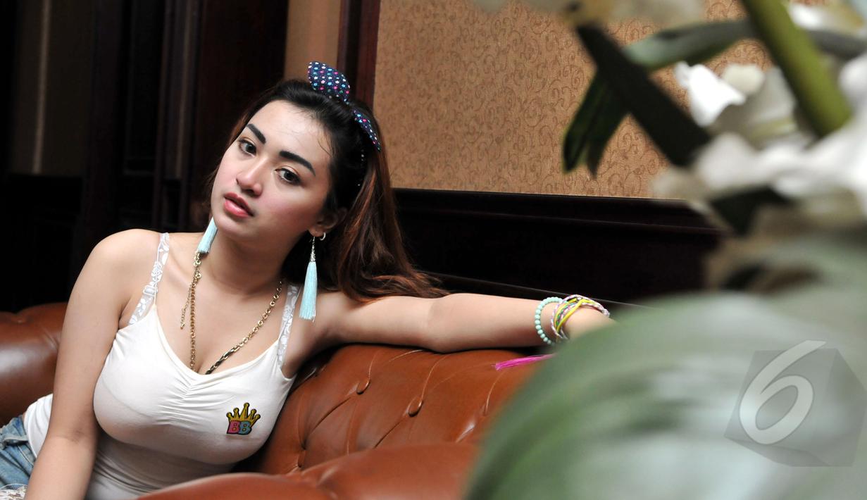 Pelantun Melayang Gue itu mengatakan dirinya kerap diajak kencan oleh para pejabat, pengusaha serta artis-artis senior tapi dia dengan tegas menolaknya, Jakarta, Rabu (13/5/2015). (Liputan6.com/Panji Diksana)