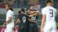 Elkan Baggott dan kawan-kawan merayakan gol kedua Timnas Indonesia ke gawang Curacao yang dicetak Fachruddin Aryanto dalam laga uji coba FIFA Matchday antara Timnas Indonesia menghadapi Curacao di Stadion Gelora Bandung Lautan Api (GBLA), Bandung, Jawa Barat, Sabtu (24/9/2022) malam WIB. (Bola.com/Bagaskara Lazuardi)