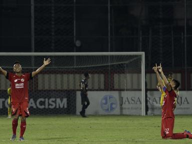 Pemain Semen Padang merayakan gol yang dicetak Flavio Junior ke gawang Bhayangkara FC pada laga Shopee Liga 1 di Stadion PTIK, Jakarta, Sabtu (2/11). Bhayangkara bermain imbang 2-2 atas Semen Padang. (Bola.com/Yoppy Renato)