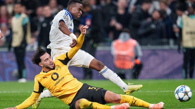 Pemain FC Copenhagen, Youssoufa Moukoko (atas), berebut bola dengan pemain Borussia Dortmund, Ramy Bensebaini