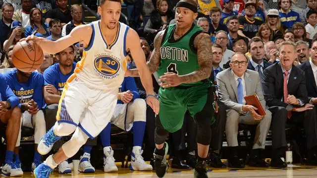 Stephen Curry (kiri) dan Isaiah Thomas.