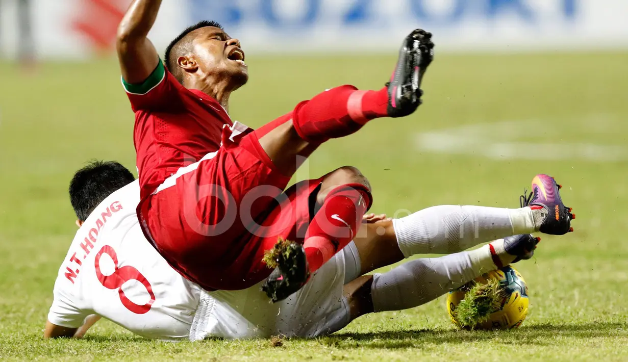 Pemain Indonesia, Manahati Lestusen, dilanggar pemain Vietnam, Nguyen Trong Hoang dalam laga leg pertama semifinal Piala AFF 2016 di Stadion Pakansari, Bogor, Sabtu (3/12/2016). (Bola.com/Peksi Cahyo)