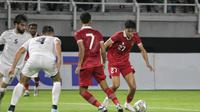 Timnas Indonesia bermain imbang 0-0 melawan Palestina dalam laga FIFA Matchday di Stadion Gelora Bung Tomo, Surabaya, Rabu (14/6/2023) malam. (Bola.com/Wahyu Pratama)