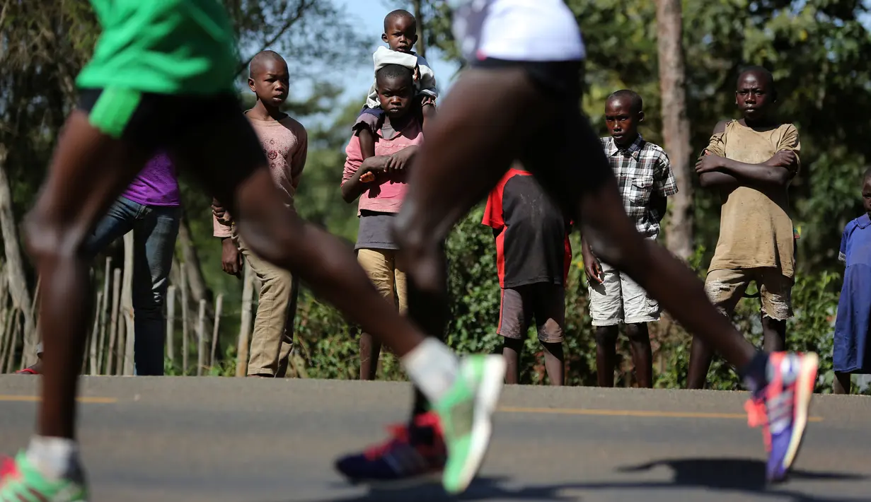 Para atlet berlatih lari di dekat Iten Home Champions di kota Eldoret, Kenya barat, (21/3). Iten merupakan sebuah kota kecil di dataran tinggi Kenya yang terletak di ketinggian 2.400 meter atau (7900 kaki). (REUTERS/ Siegfried Modola)