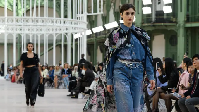 Chanel Merayakan Kebebasan Perempuan dalam Koleksi SS25 di Grand Palais