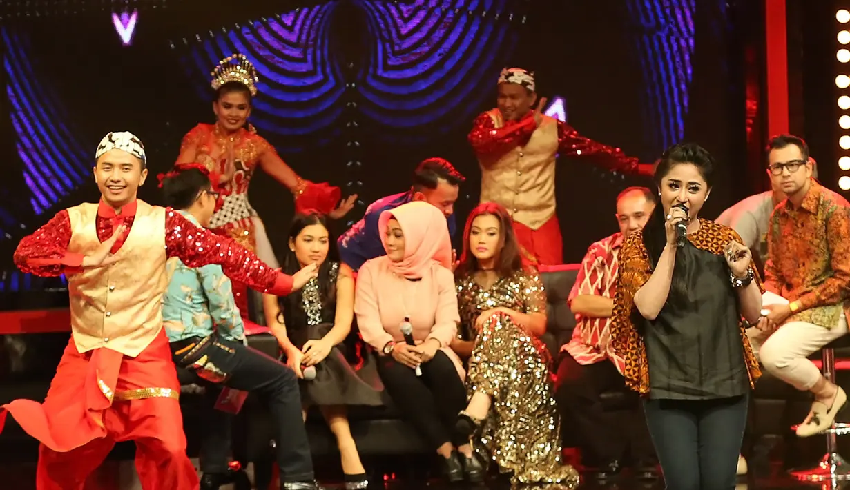 Namun saat ini pertikaian tersebut sudah hilang dan kini keduanya sudah berhubungan sangat baik. Kini Jupe tengah berjuang melawan kanker serviks yang melemahkan kesehatannya dan Depe selalu ada untuknya memberikan dukungan. (Bambang E. Ros/Bintang.com)