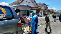 Petugas medis mengevakuasi jasad korban untuk dibawah ke RSUD Blambangan Banyuwangi (Istimewa)