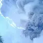 Suara gemuruh menyertai erupsi terus menerus [Gunung Ili Lewotolok](4420762 "") di wilayah Kabupaten Lembata, Provinsi Nusa Tenggara Timur. (Foto: Istimewa)