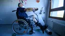 Pasien menjalani proses rehabilitasi setelah sembuh dari infeksi virus corona COVID-19 di sebuah rumah sakit di Illkirch-Graffenstaden, Prancis, Selasa (14/4/2020). Prancis memperpanjang lockdown hingga 11 Mei 2020. (PATRICK HERTZOG/AFP)