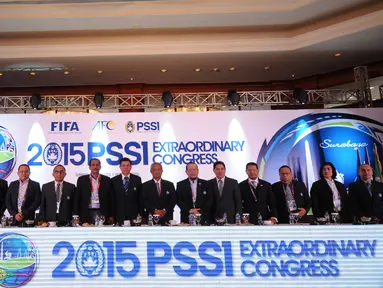 Ketua/Wakil Ketua Umum PSSI serta anggota  PSSI 2015-2019 berfoto bersama usai Kongres Luar Biasa PSSI 2015 di Surabaya, Sabtu (18/4/2015). (Liputan6.com/Helmi Fithriansyah)