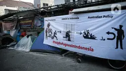 Deretan tenda pengungsi Afghanistan yang didirikan di trotoar Kawasan Kebon Sirih, Jakarta, Kamis (26/8/2021). Sebanyak 20 pengungsi asal Afghanistan kembali menempati trotoar dengan harapan bisa diterbangkan ke negara lain dan mendapatkan kehidupan yang lebih layak. (Liputan6.com/Faizal Fanani)