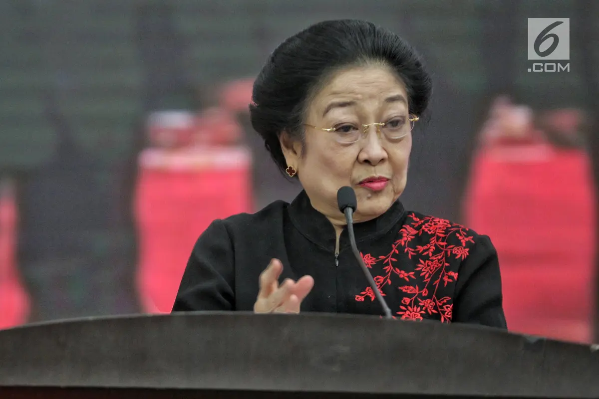Megawati Serahkan KTA PDIP kepada Tokoh Agama hingga Purnawirawan TNI-Polri