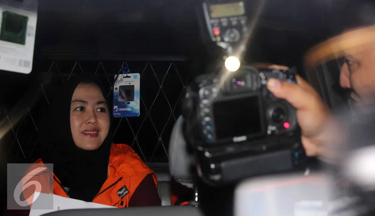 Istri Bupati Empat Lawang, Suzanna berada di dalam mobil tahanan usai menjalani pemeriksaan di Gedung KPK, Jakarta, Senin (6/7/2015). Ia dan suaminya resmi ditahan karena diduga menyuap mantan Ketua MK, Akil Mochtar. (Liputan6.com/Helmi Afandi)